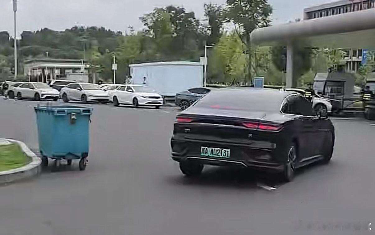 听说比亚迪汉失控无法停车……首先，如果是真的失控，它就根本不可能在停车场这种发卡