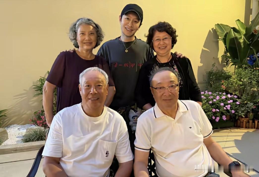 黄晓明才是那个有孝心，有爱心、知道报恩的明星。

黄晓明带爸爸妈妈三亚度假，偶遇