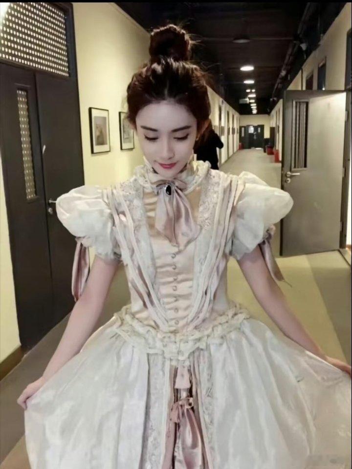 10年前的孟子义10年前的孟子义：全网骂‘作精’。10年后：全网夸‘美强惨’。时