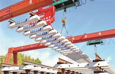 【青岛地铁2号线二期全线铺轨 】青岛·城事 10月24日，在常川路铺轨基地，随着