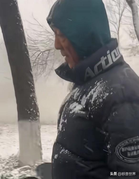 街头，飘雪，一位看似普通的古稀老人，在雪中快步行走。他右手拿一顶运动帽子，身上星