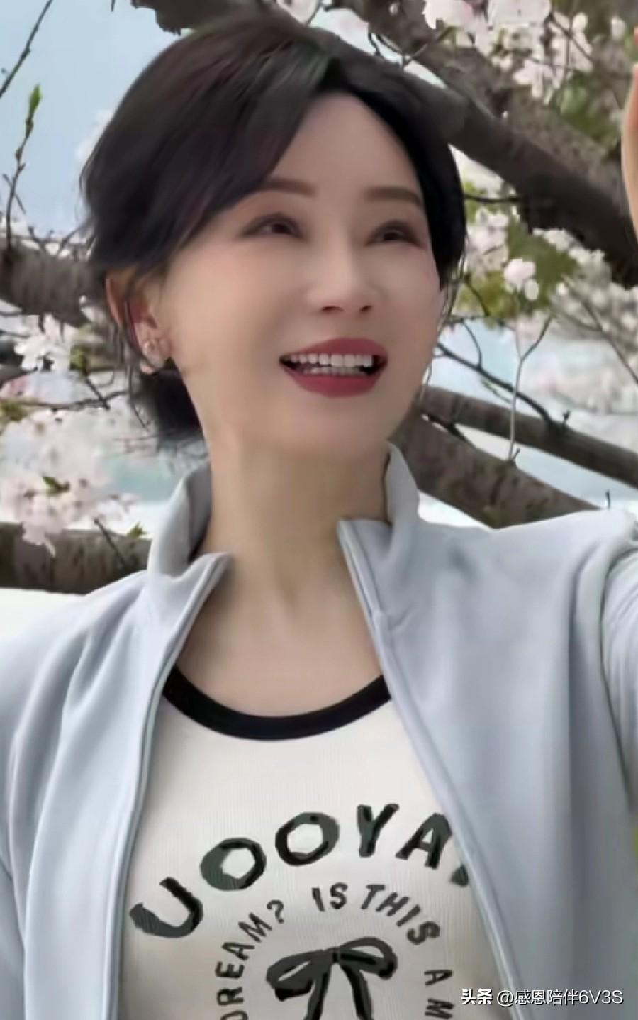 湖北这地界儿，出了陈数这么个大美人，真是给咱长脸！她就像春天里的樱花，灿烂得让人