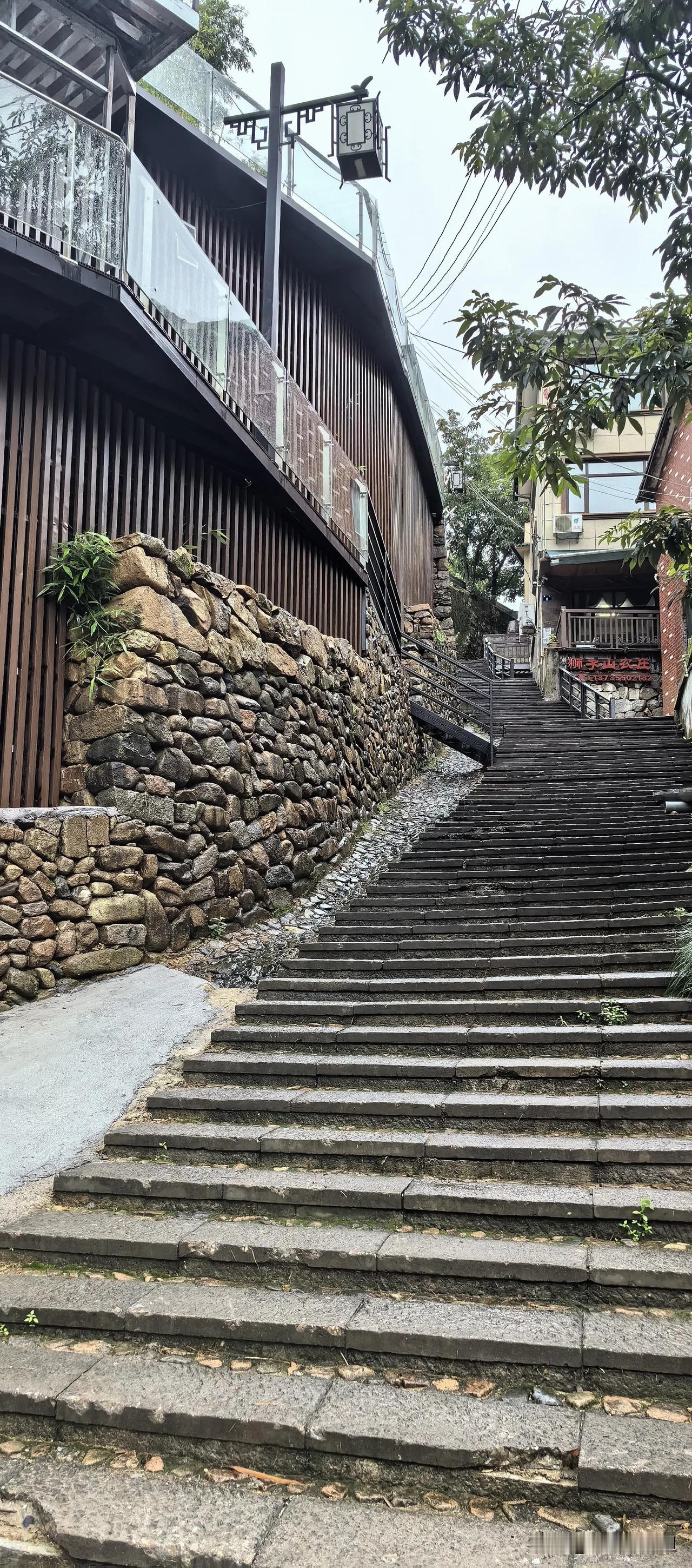 户外徒步懂得及时止损也许是最明智的选择。
今天原计划从临安高虹镇石门村，一路徒步