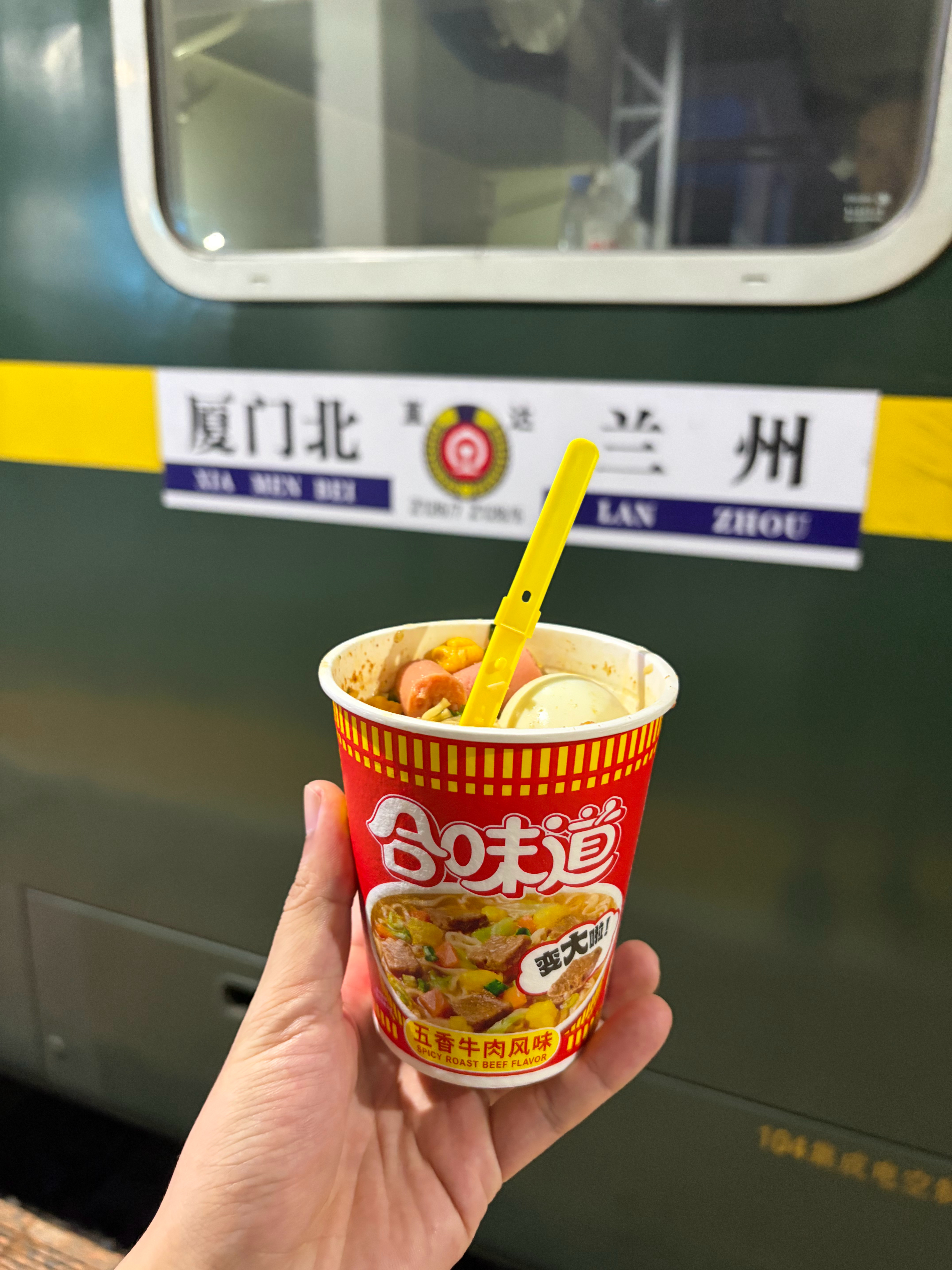 吃了一天泡面，到兰州得吃一碗正宗的兰州牛肉面 
