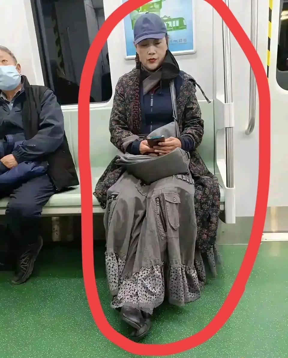 地铁上，突然，发现对面坐着一名年轻漂亮女子！万万没想到：仔细观察发现，她的打扮十