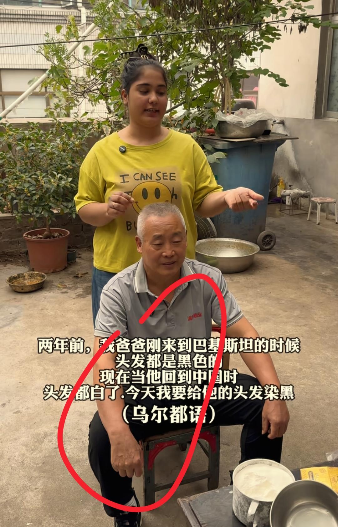  看到老陆儿媳凯伦给公公染发我忍了
看到儿子调侃老爸我也忍了
可是看到评论说头虱