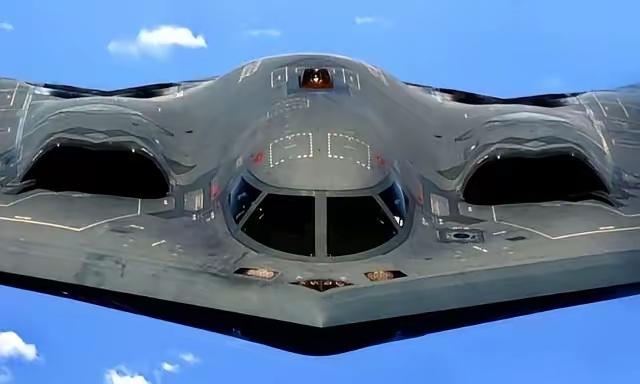 那架24亿美金一架，飞了30年从没被击落过的B-2，现在每次出任务，地图上都要绕