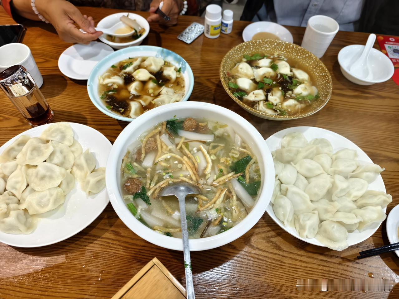 山西偏关猫姐带着父母来一次说走就走的旅行吧！今天中午到了榆林，当然是先吃饭啦！