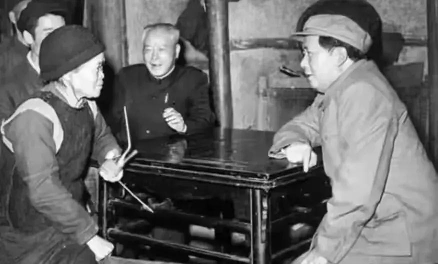 毛主席看见两头肥猪后，说了一句关于自由的话
1958年4月10日。毛主席在四川省