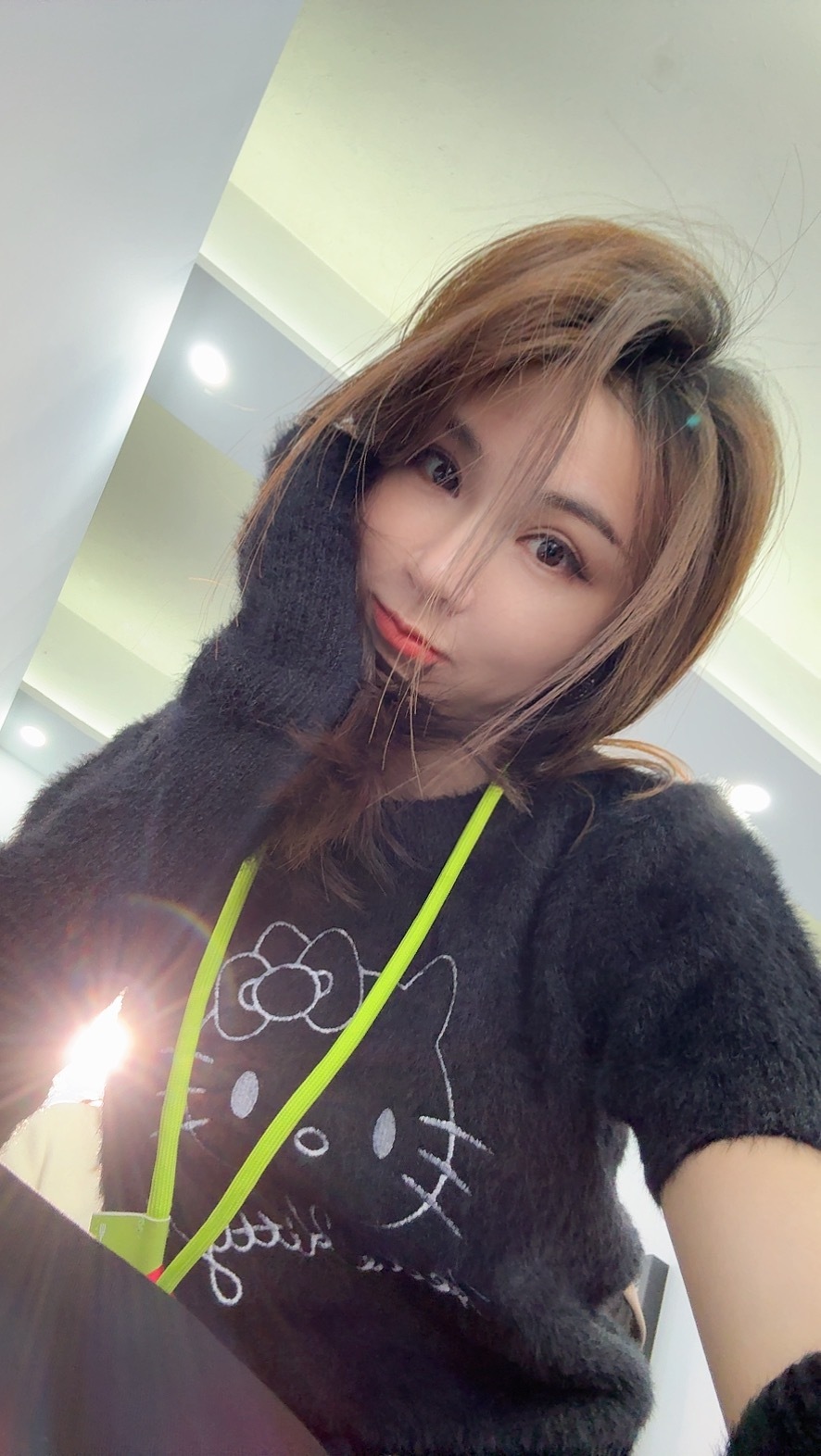 今天是开保时捷的小猫咪  