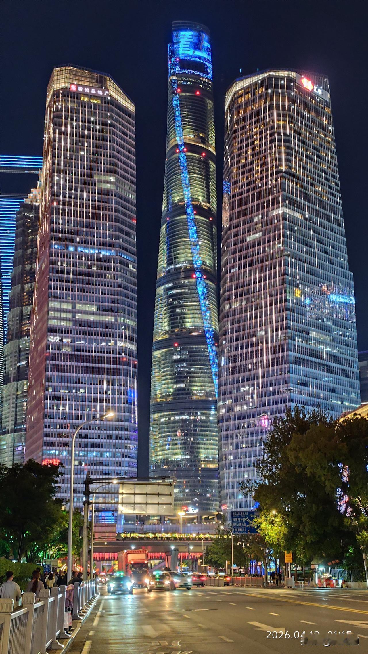能分享你家乡的美景照吗浦东夜晚风光