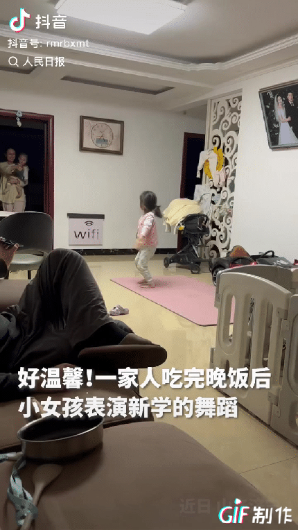 “小小年纪火到人民日报了！”近日山东，一位5岁的小女孩，晚饭后，她在家人面前表演