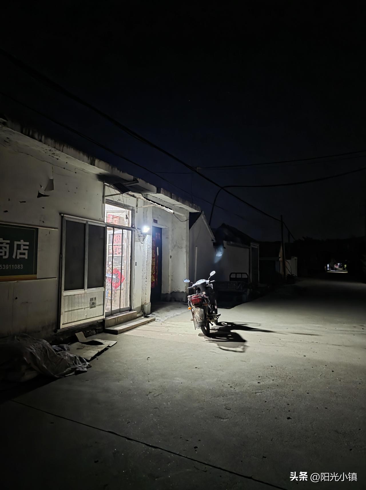 晚饭后在村里走了一圈，欣赏了月光下我的村子……

月光下追逐嬉戏还是童年的事情，