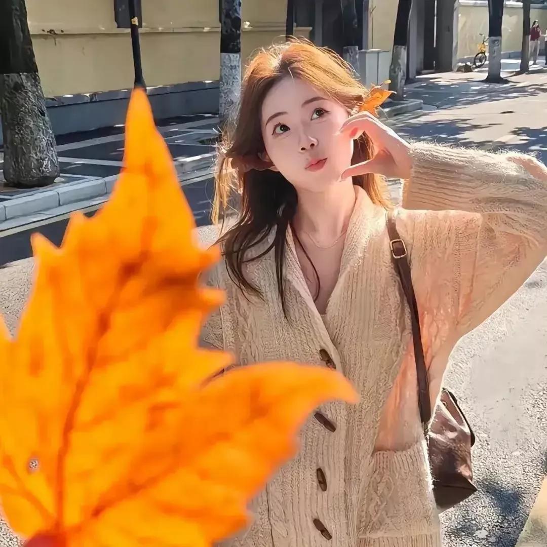 秋日暖阳下，少女与枫叶的甜美瞬间枫叶拍照 枫叶红写真 枫叶逆光写真 秋日少女照 