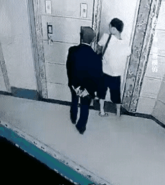 小区电梯坏了，这个女婿正在维修电梯，老岳父不知道“深浅”，有好奇心想上前看个究竟