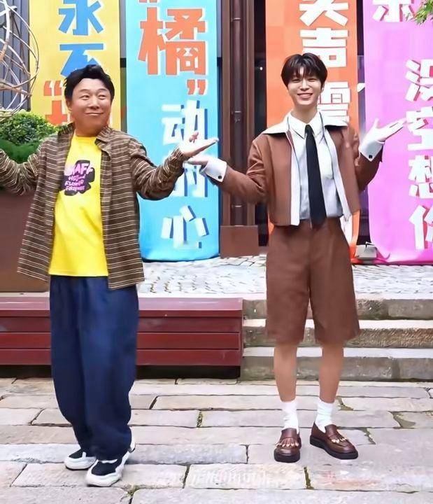 黄渤 有人给发加班费吗黄渤这句调侃太绝！轻松化解氛围还超接地气，既显风趣又不刻意