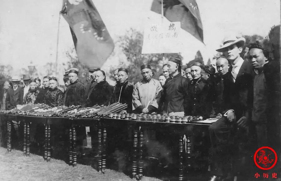 图为1908年，上海中外人士销毁鸦片和烟枪。

晚清以降，列强在中国倾销鸦片，手