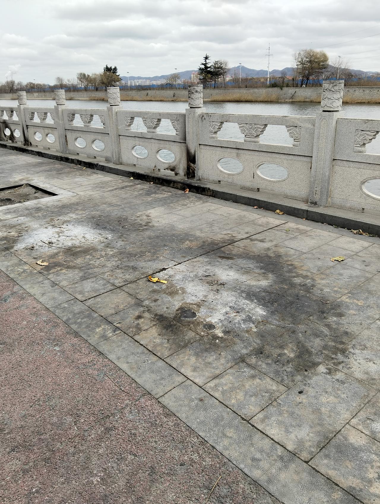 到处乱烧纸钱的邪风恶俗，太破坏环境。
许许多多的路面，彩色道砖，平整石板，被烧得