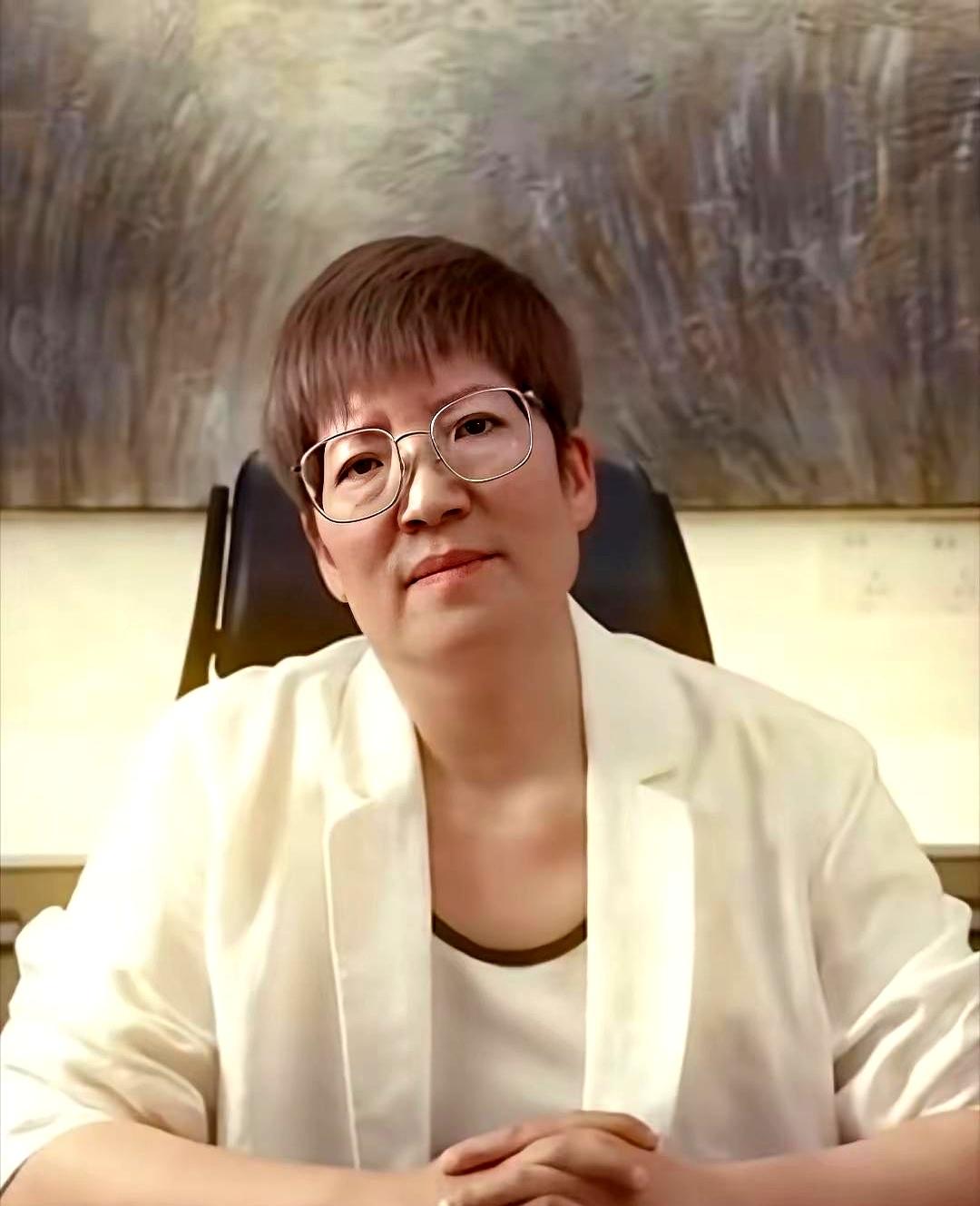 电梯门一开，关娜走出来，短发干练，硬挺西装，带着一股“男人的风”。
在胖东来干了