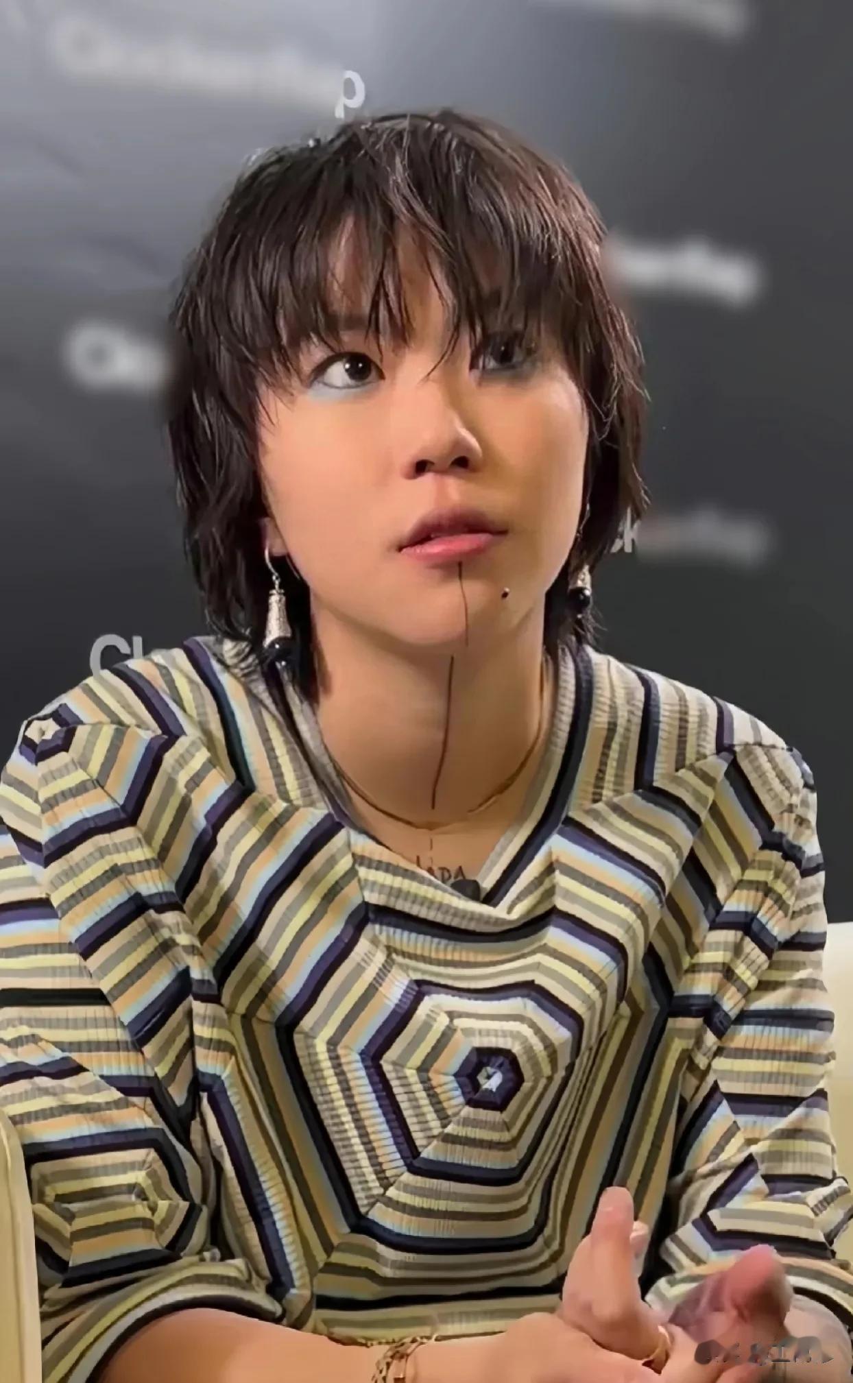 歌手窦靖童，和王菲的性格一样，高冷、孤傲、无拘无束，不过特立独行的背后，也隐藏着