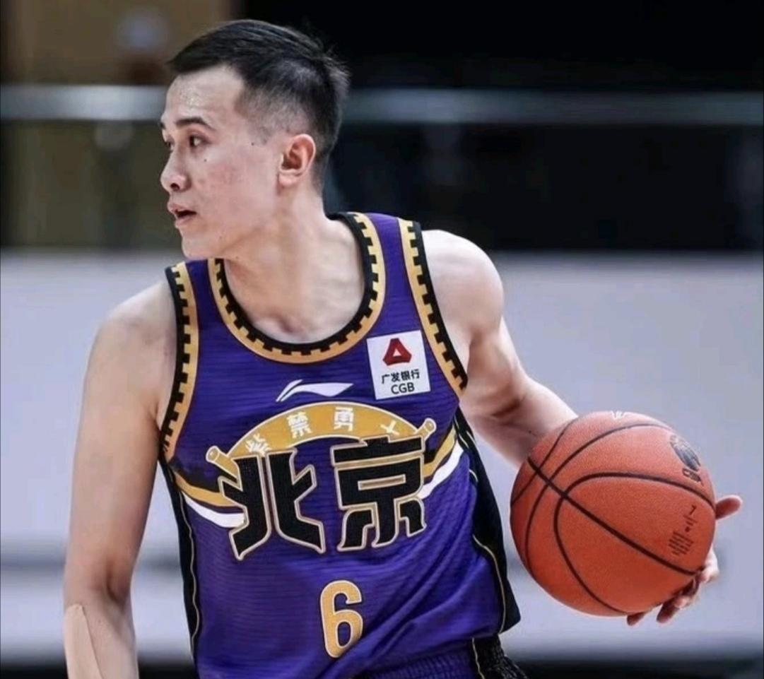 夏日生活打卡季CBA夏季联赛北控男篮大胜新疆男篮，张帆得到26分，3个篮板以及1