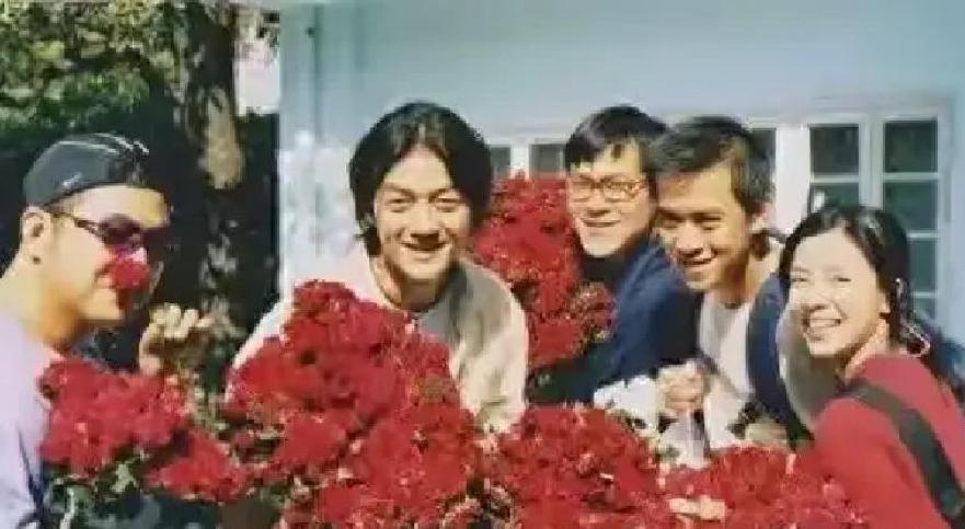 老照片！《将爱情进行到底》片场李亚鹏、李若彤、王学兵三主演同框超甜

刚刚刷到一