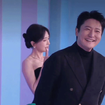 郭京飞对秦岚好宠溺，俩人一起走红毯莫名有点好嗑，她在闹，他在宠溺的笑，郭京飞拉着