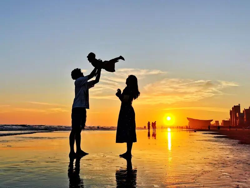 家庭的和谐是多方面因素共同作用的结果。情感联结是基础，夫妻恩爱、相互尊重，家人间