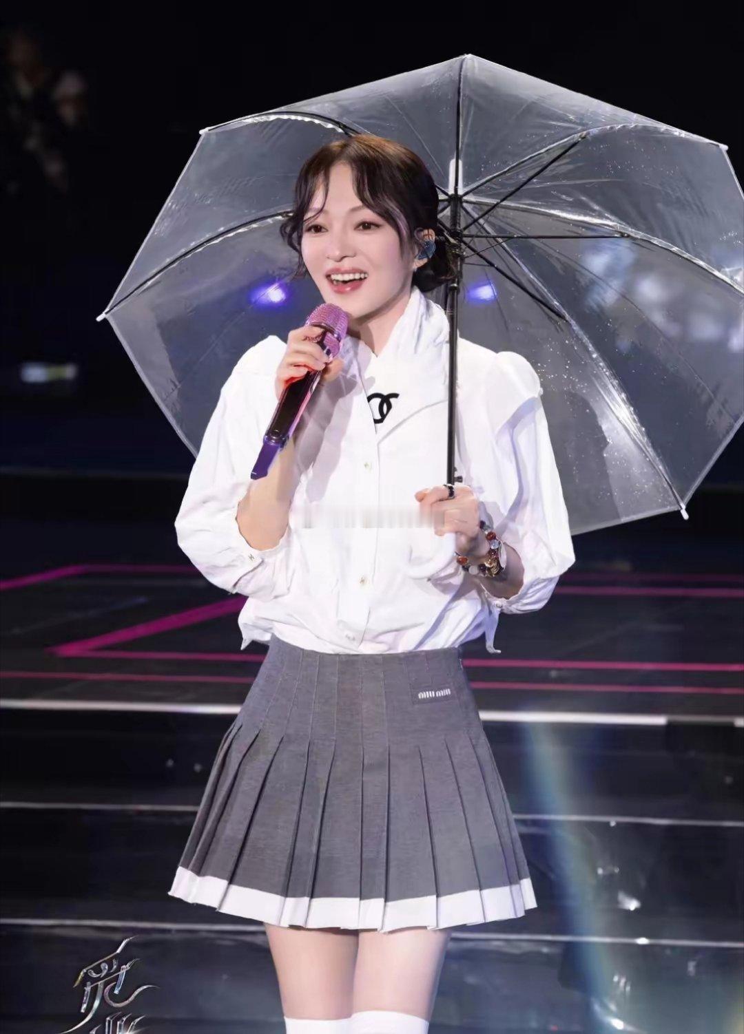 张韶涵武汉站演唱会彩排图曝光，她身穿露脐装搭配百褶裙，十分漂亮，尽显青春女大风采