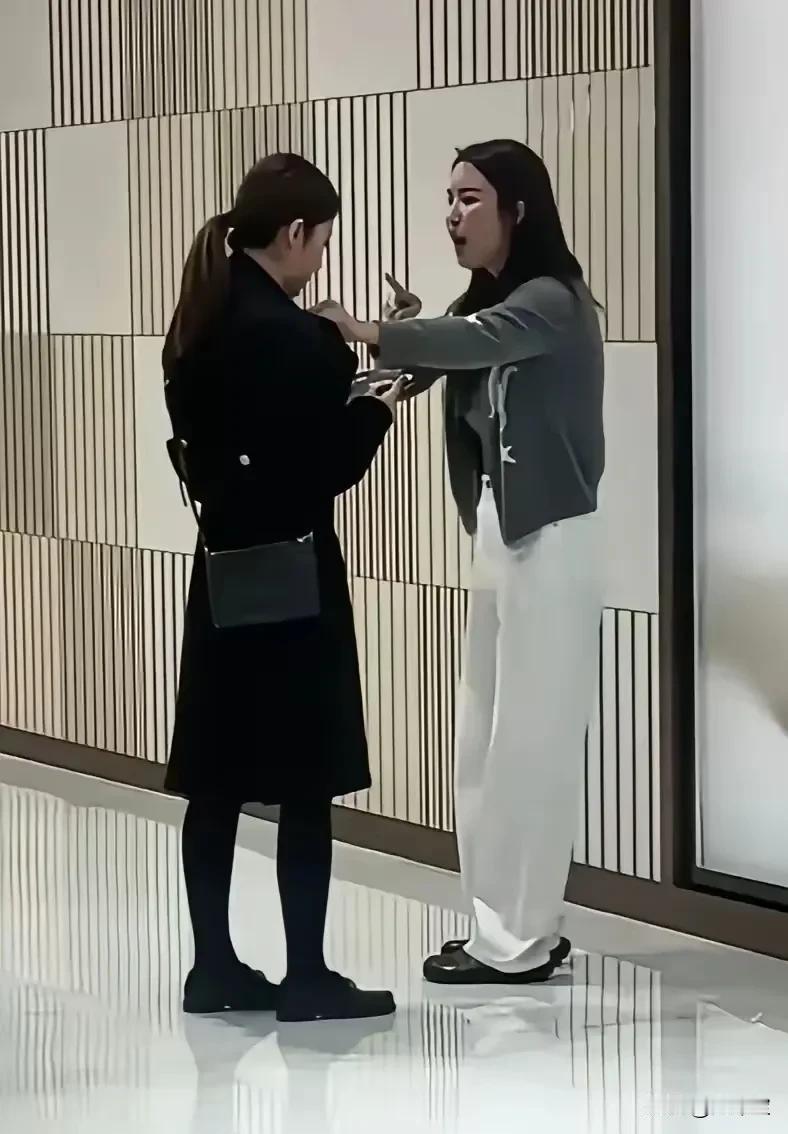 有一种女人就很奇怪，
各方面条件一般，但是就嘴好，
会叫“爸爸”，
可以满足男人