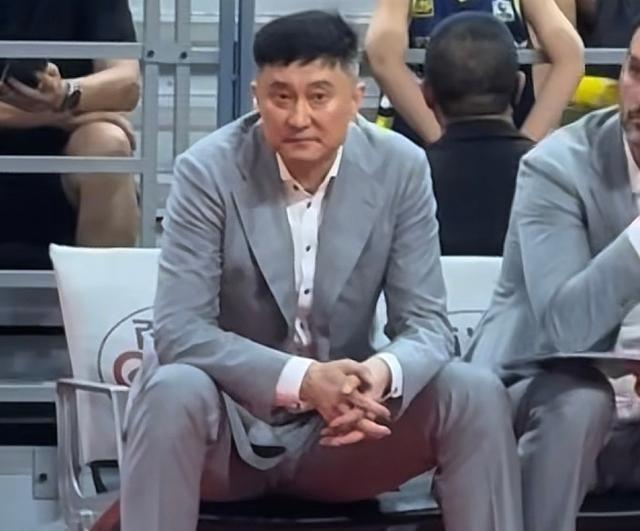 宏远主场输广州17分，彻底崩了。杜锋大概率下课，胡明轩顶薪打得拉胯，5投0中，估