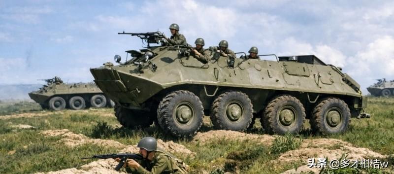 再对于BTR-60轮式装甲车为何使用两台发动机的原因，一般来说以认为为这是苏联军