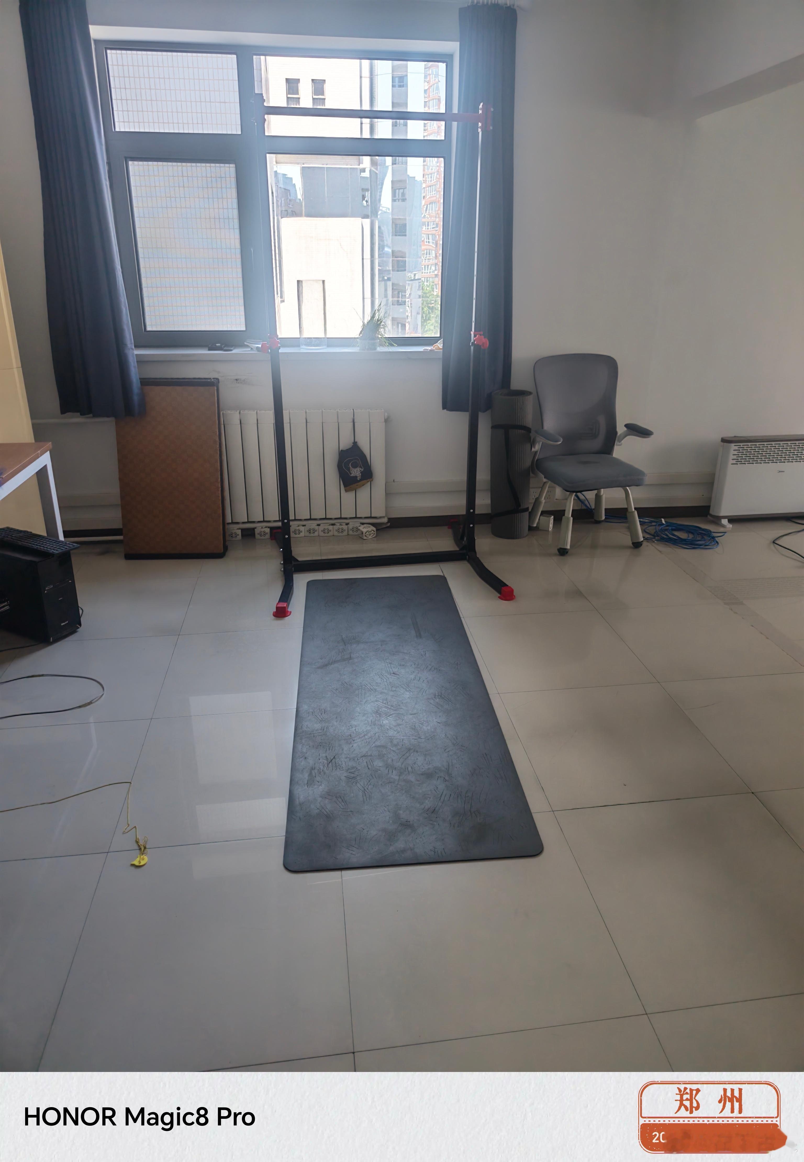 三组俯卧撑、三组深蹲，单杠，吊了，挣扎了几下，没拉上去…… 