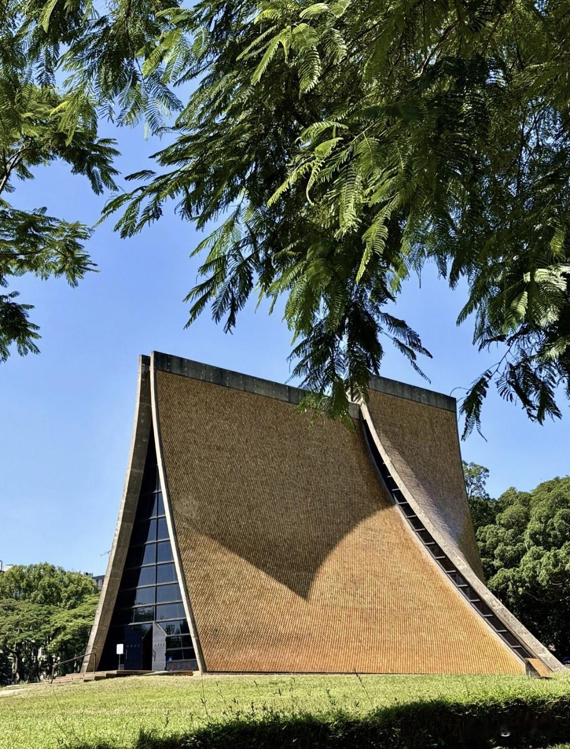 这组照片是台湾著名的现代主义建筑——位于台中东海大学的路思义教堂（The Luc