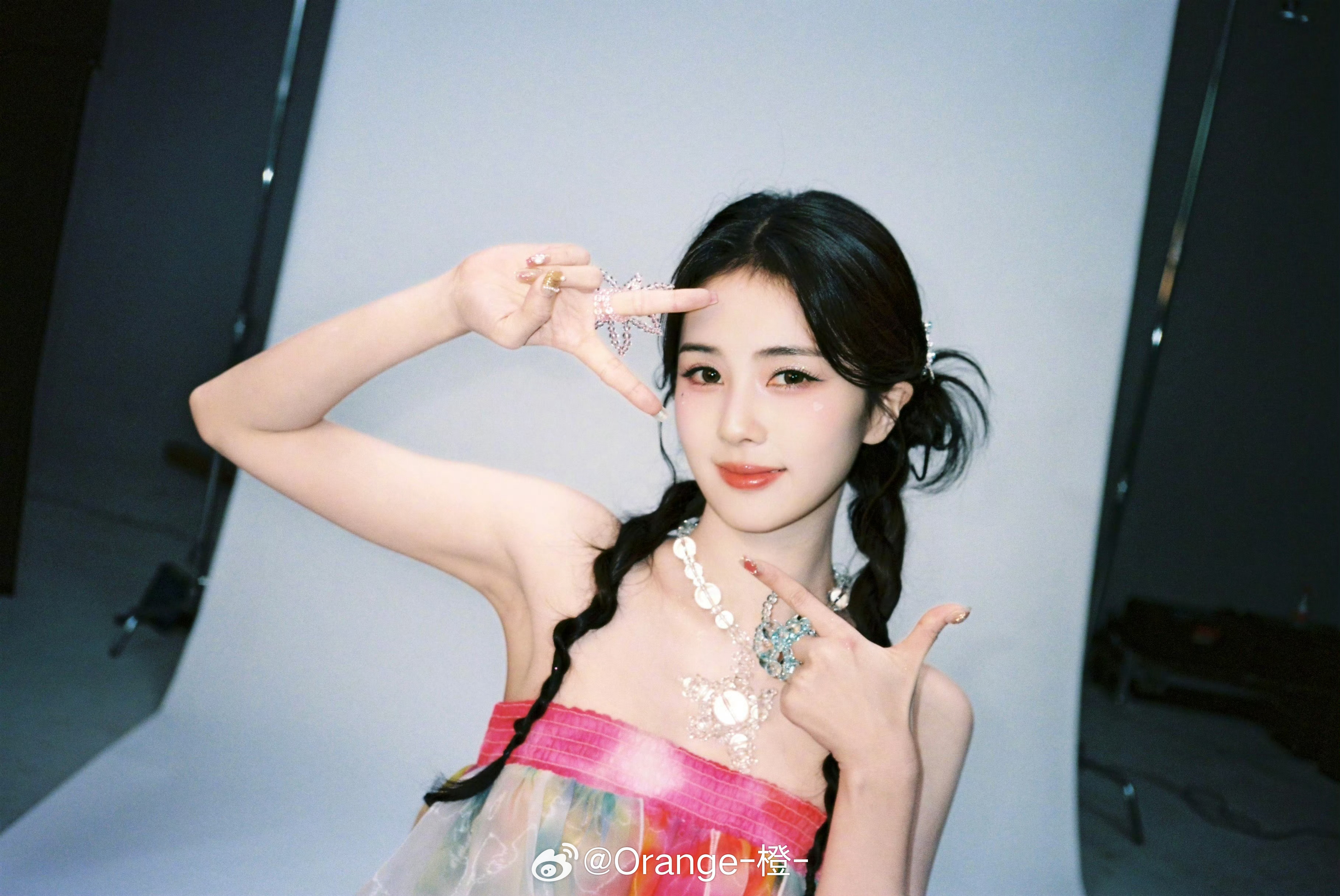 白鹿演唱会妆造啊啊啊哭了，明明离你那么近，可是我没抢到票宝宝们是不是有演唱会直播
