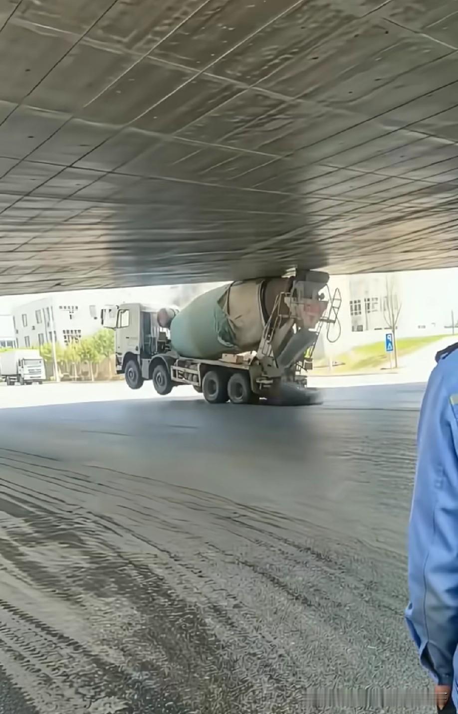 先不说高低，为什么没有限高牌？而司机又为什么这么犟，因为不是自己的车？[捂脸]