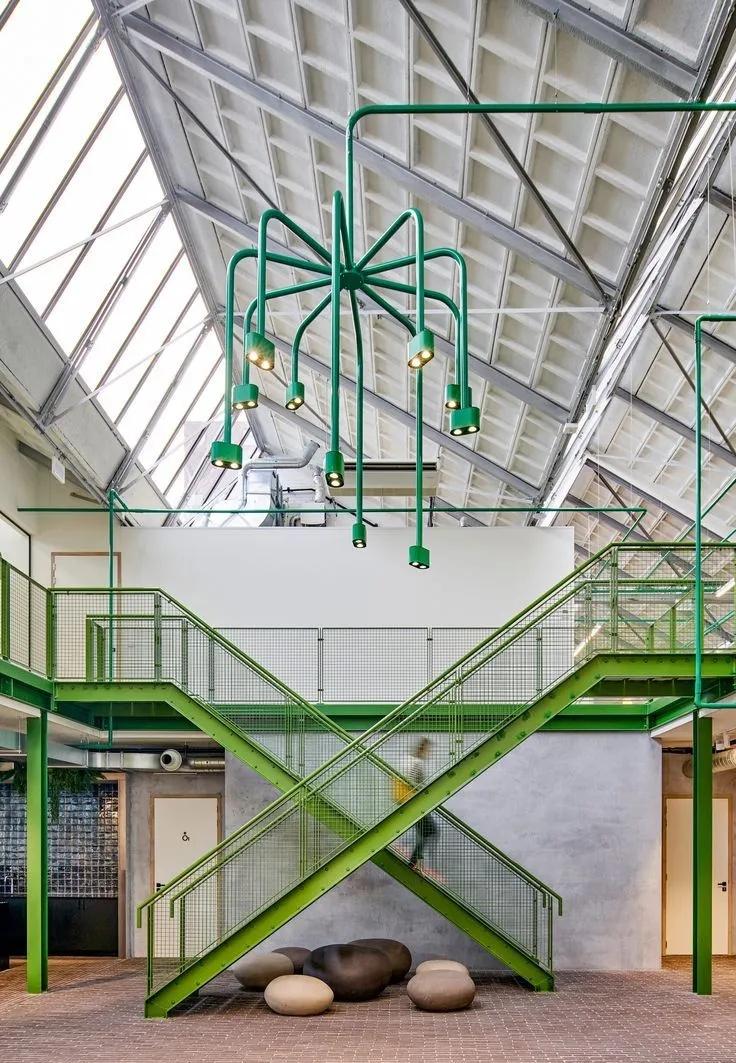 改造项目的灵魂主角｜楼梯的涅槃重生
在改造项目中，楼梯往往是最动人的一笔。它不只