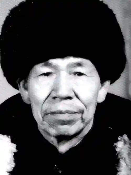 1955年冬，抗战英雄肖万世，爱上地主家18岁女儿。上门提亲时，地主怒吼：“想娶