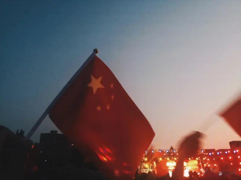 用《歌唱祖国》搭配乡村风景，那感觉简直绝了！想象一下，旋律响起，激昂的歌声在田野