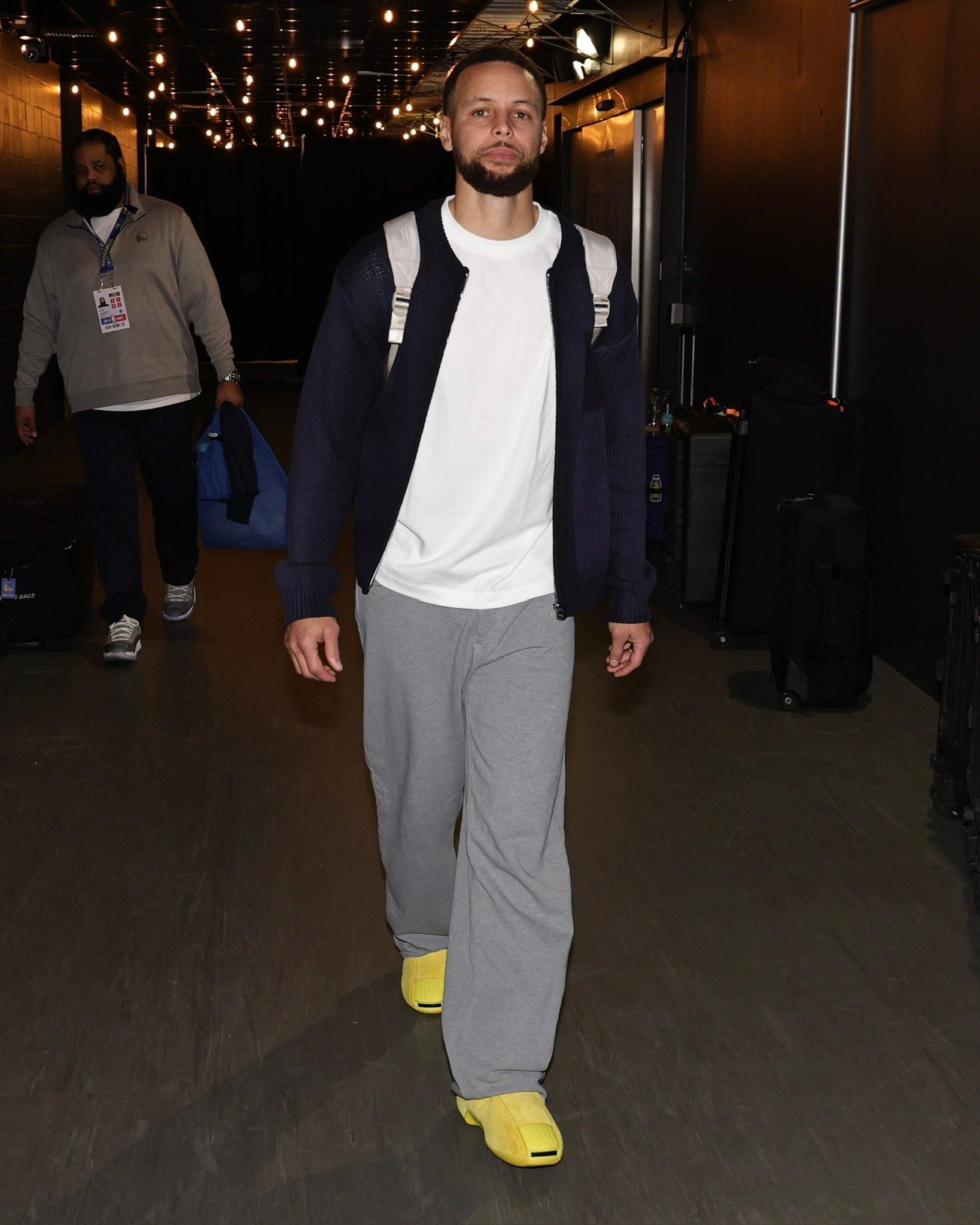 斯蒂芬·库里上脚阿迪达斯 Crazy 2 SLAM 30周年纪念款 战靴。库里库