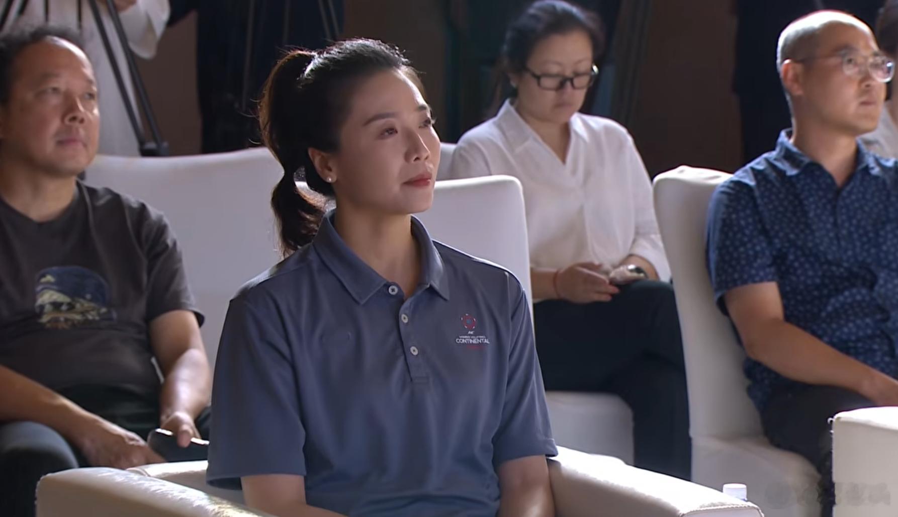 魏秋月和张娜作为抽签嘉宾上台中国女排2026女排亚锦赛