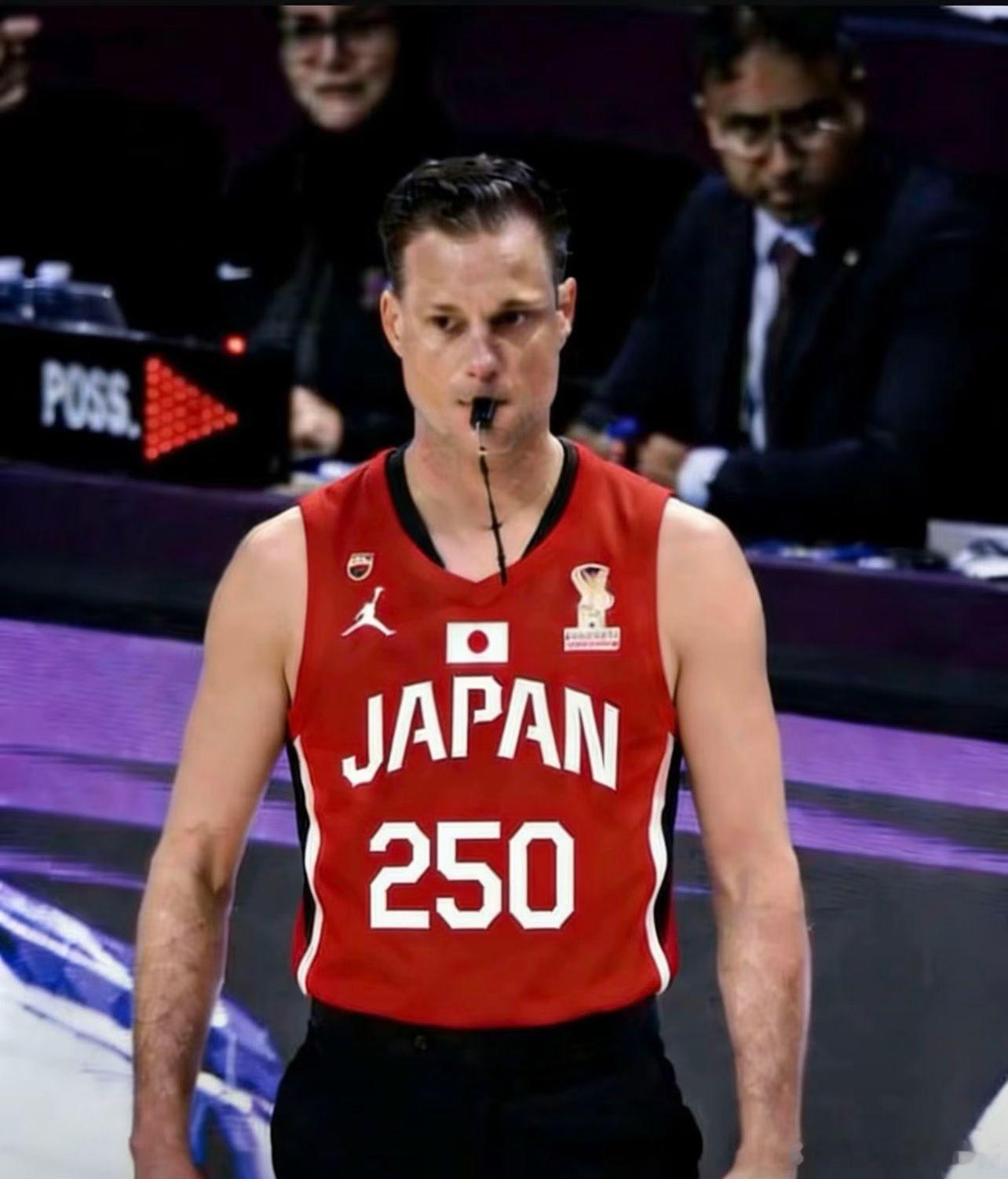 FIBA官方竟然用了“sneaky”这样的词来形容中国男篮的逆转，这个词翻译过来