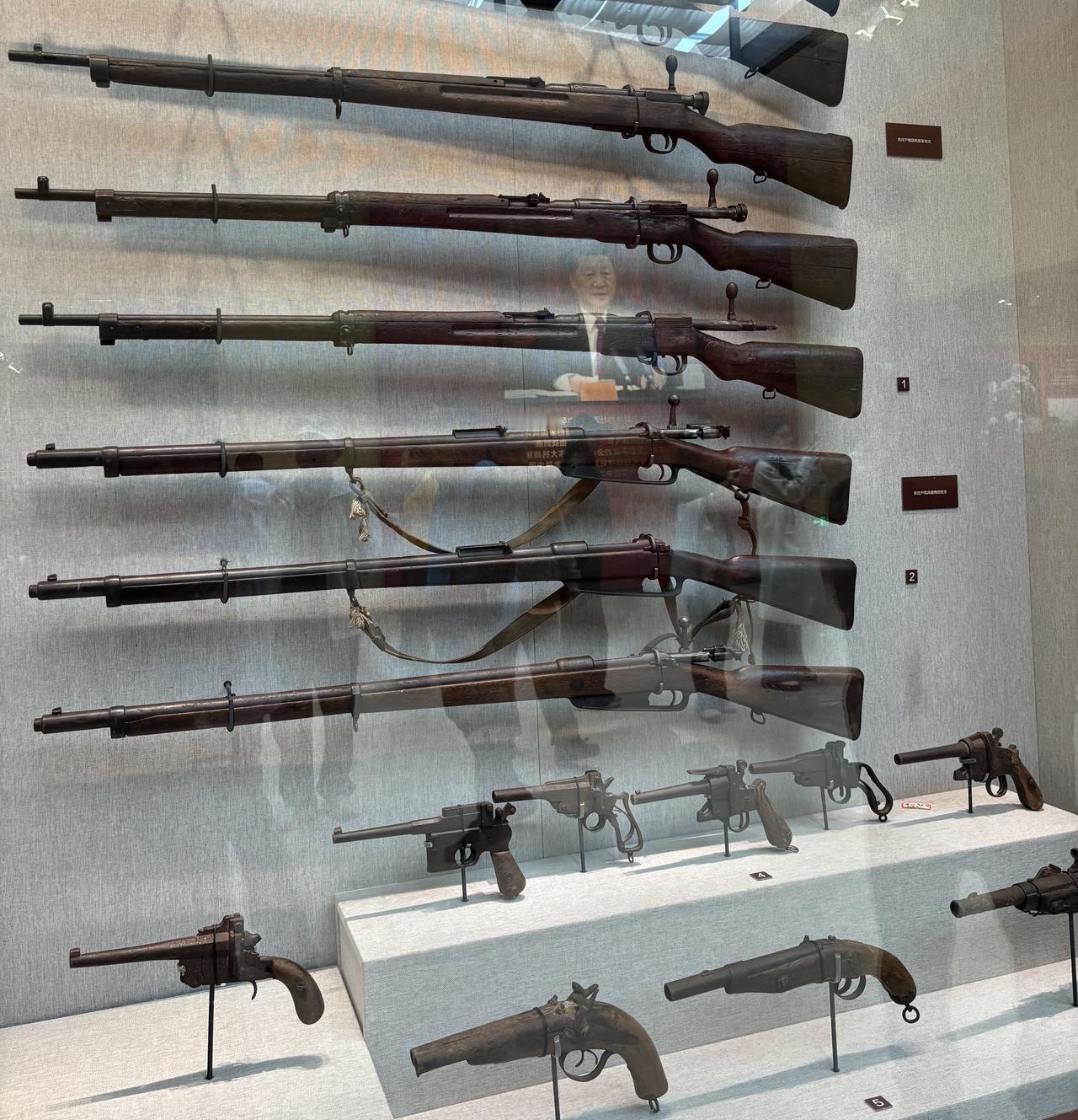 人会深深地眷恋故乡，原因可太多了。故乡有最熟悉的亲人朋友，他们陪伴我们度过无数时