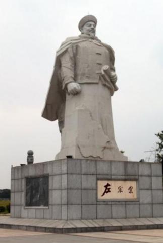 左宗棠收复新疆后回到北京，慈禧太后做的第一件事不是庆功，而是拉着他算账。三千万两