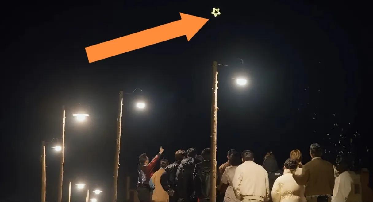 汪峰当初无人机给章子怡送求婚钻戒，
今天无人机给宁静送“金星”
宁静看着天上的“