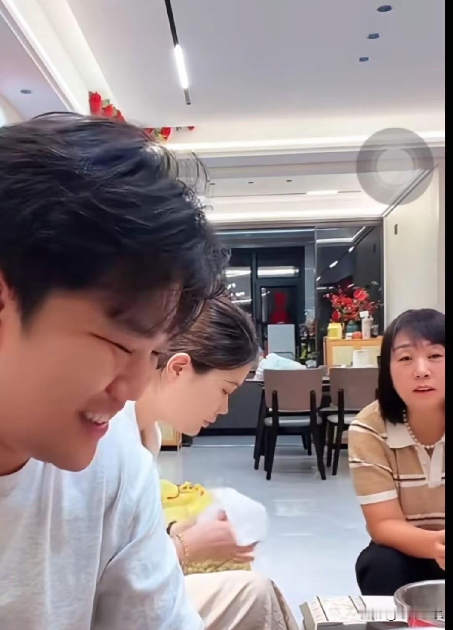清帅一家人直播灭火，孟月已经变成透明人了

昨天晚上解清帅家里又有很多人一起直播