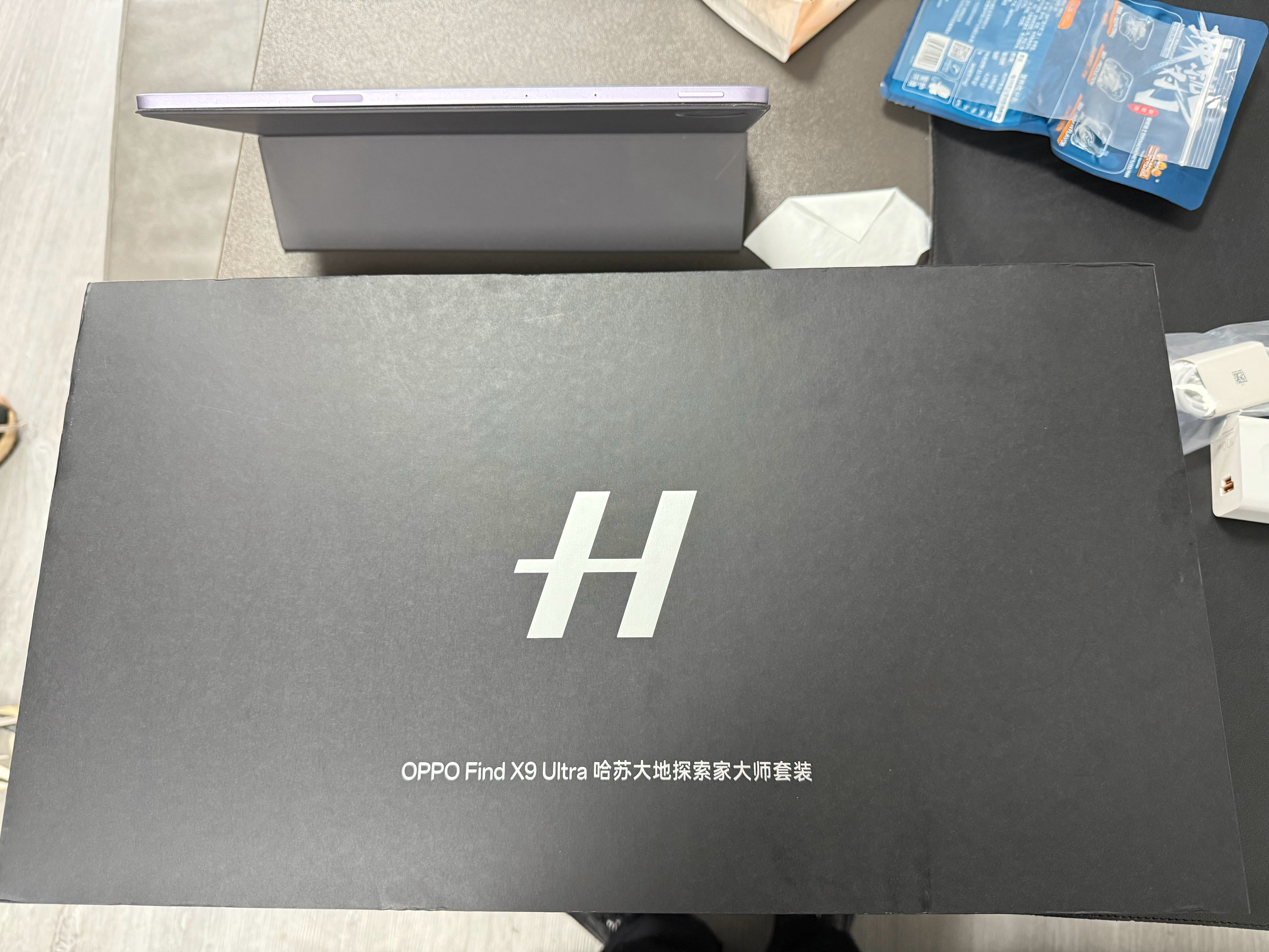 OPPO Find X9 Ultra这个探索家大师套装，盒子真大