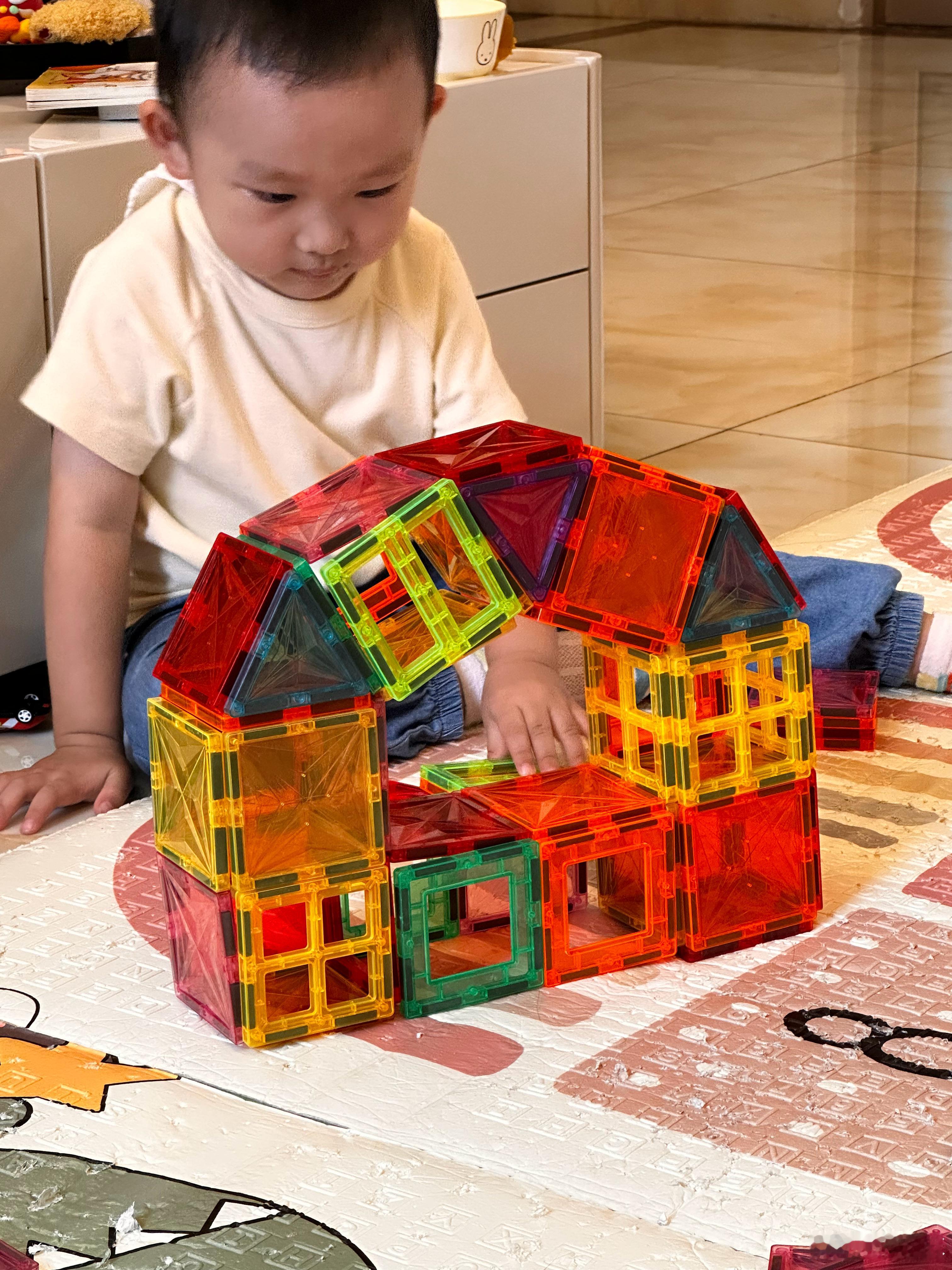对待月亮固定的小孩：耐心耐心再耐心娃最近进入「做什么都不顺心」阶段，据说3岁前后
