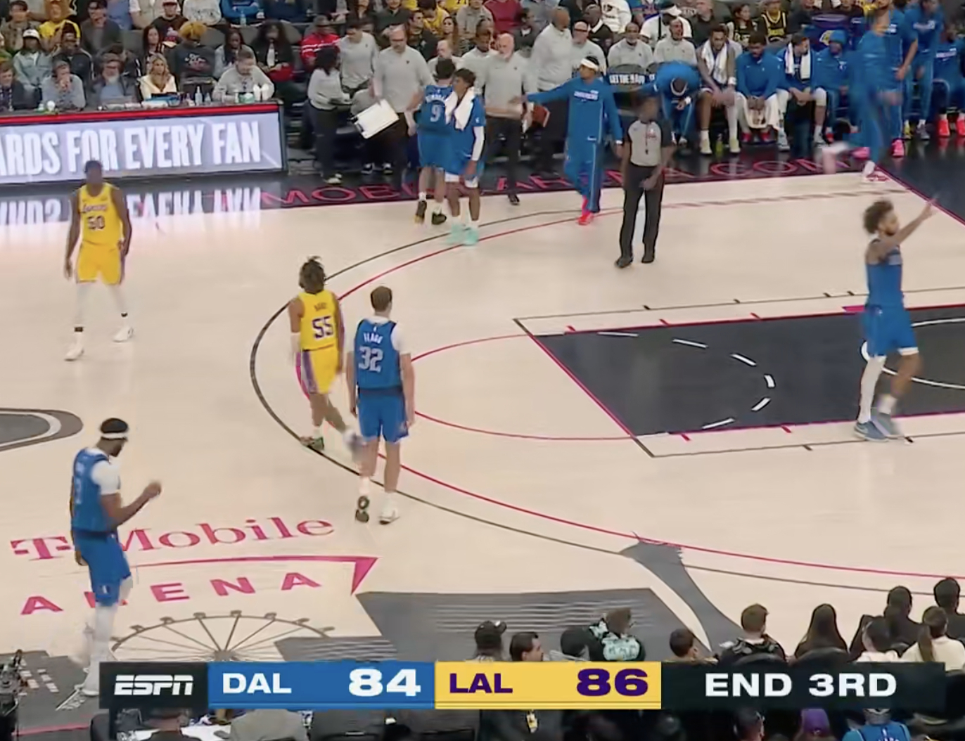 三节结束，湖人86-84独行侠，单节输了11分。 ​​​