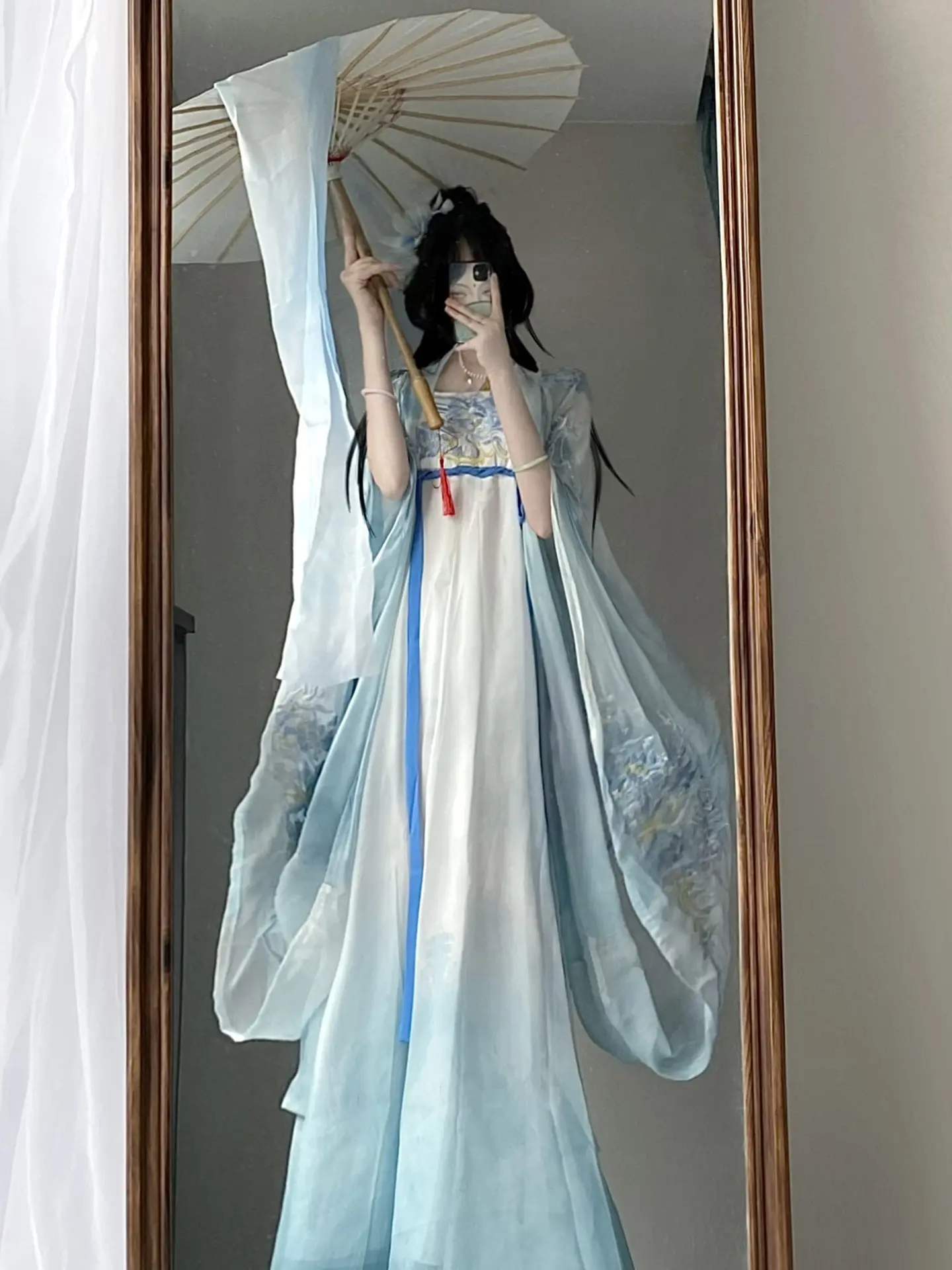 你摘下月亮却又嫌她清冷。